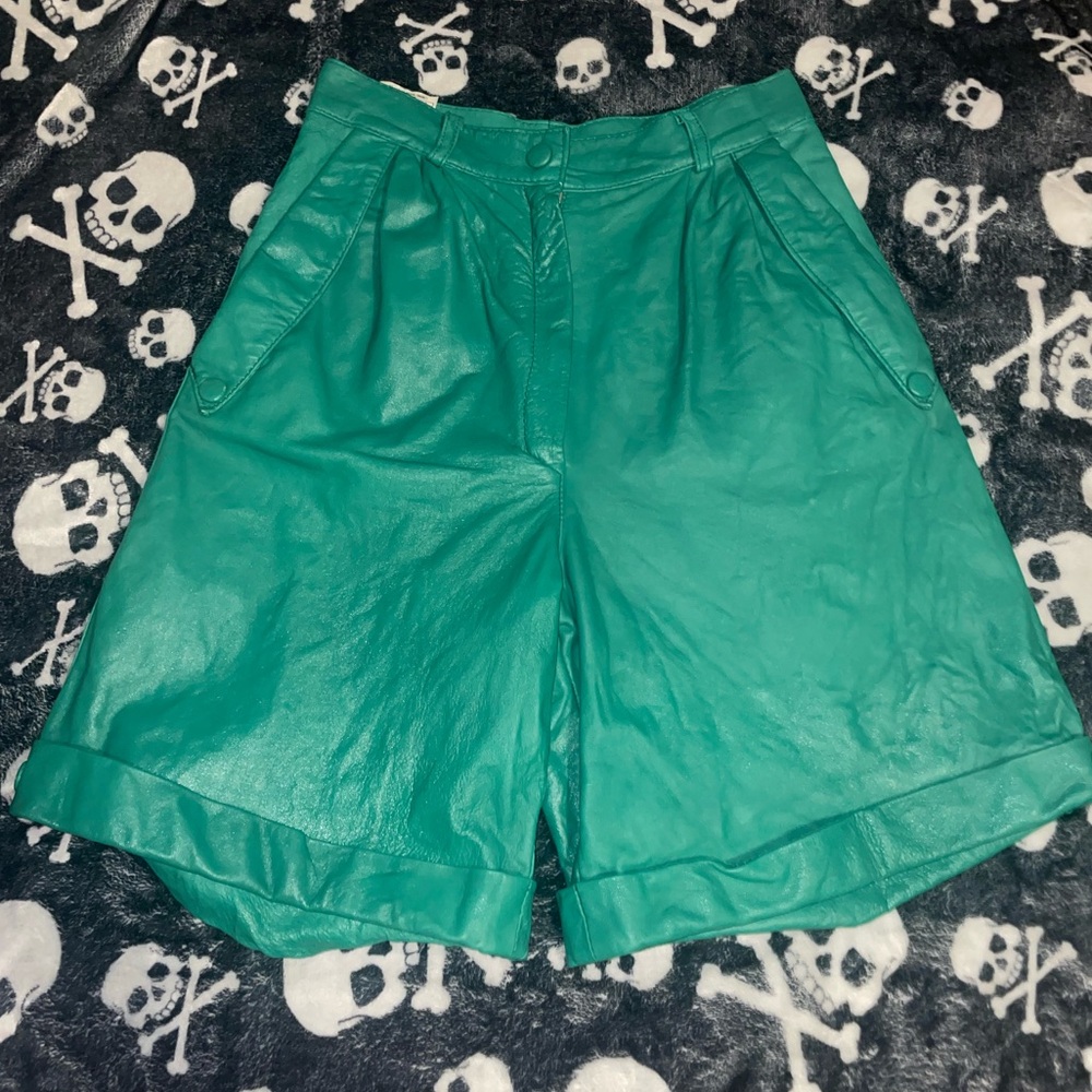 G-III VTG size XS green wide leg cuffed leather shorts 70s 80s retro